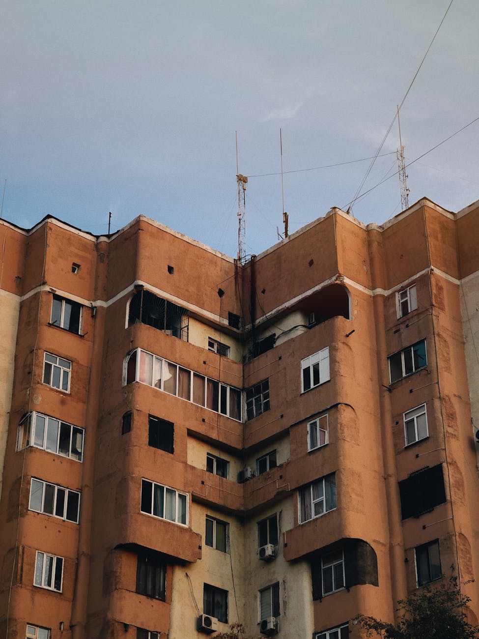 Çoğunluk Kararına Uymayan Kat Malikinin Arsa Payı Piyasa Değerinden Daha Düşük Bir Bedelle Satışa Çıkarılabilir Mi?